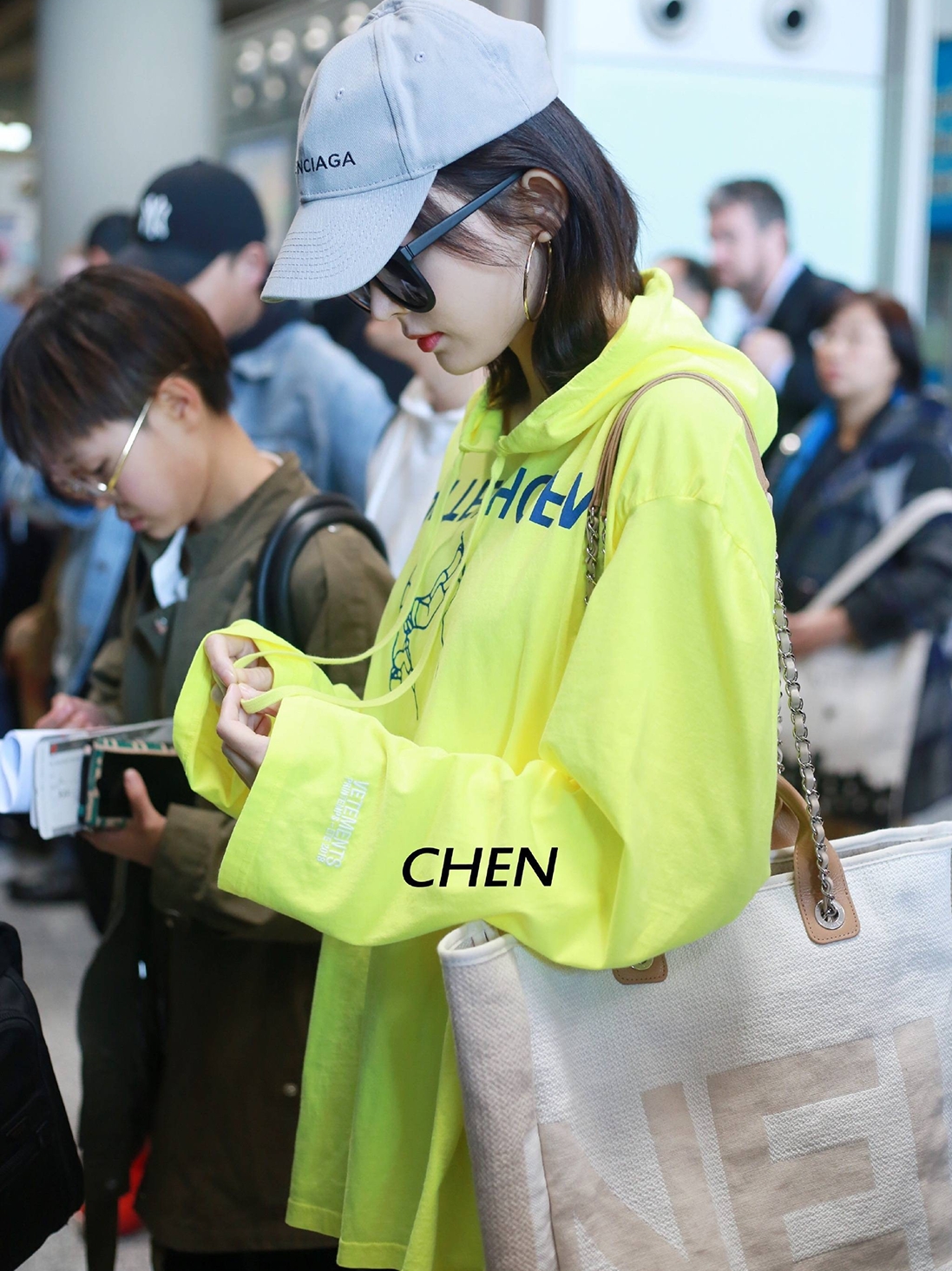 古力娜扎2018年4月7日机场街拍