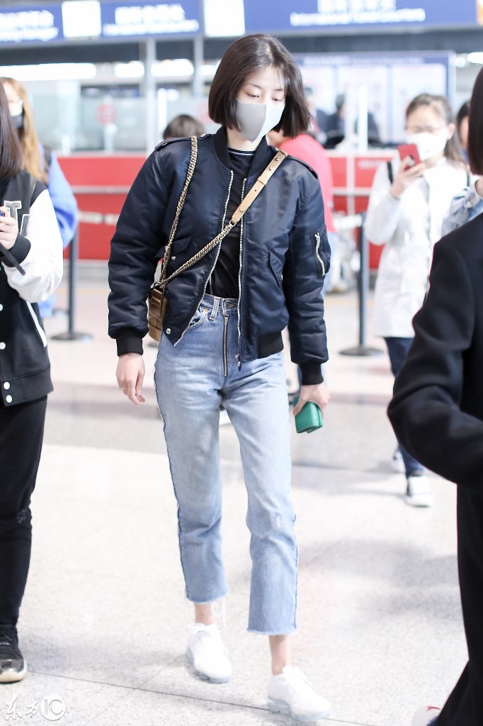 李溪芮戴口罩穿黑色外套搭配蓝色牛仔裤现身机场,短发干净利落