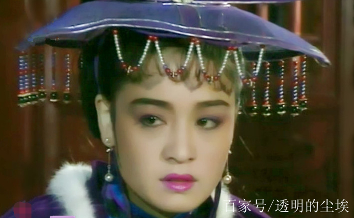 1991年的《雪山飛狐》,伍宇娟扮演的袁紫衣,紫衫雪膚,美貌俏麗,她自幼