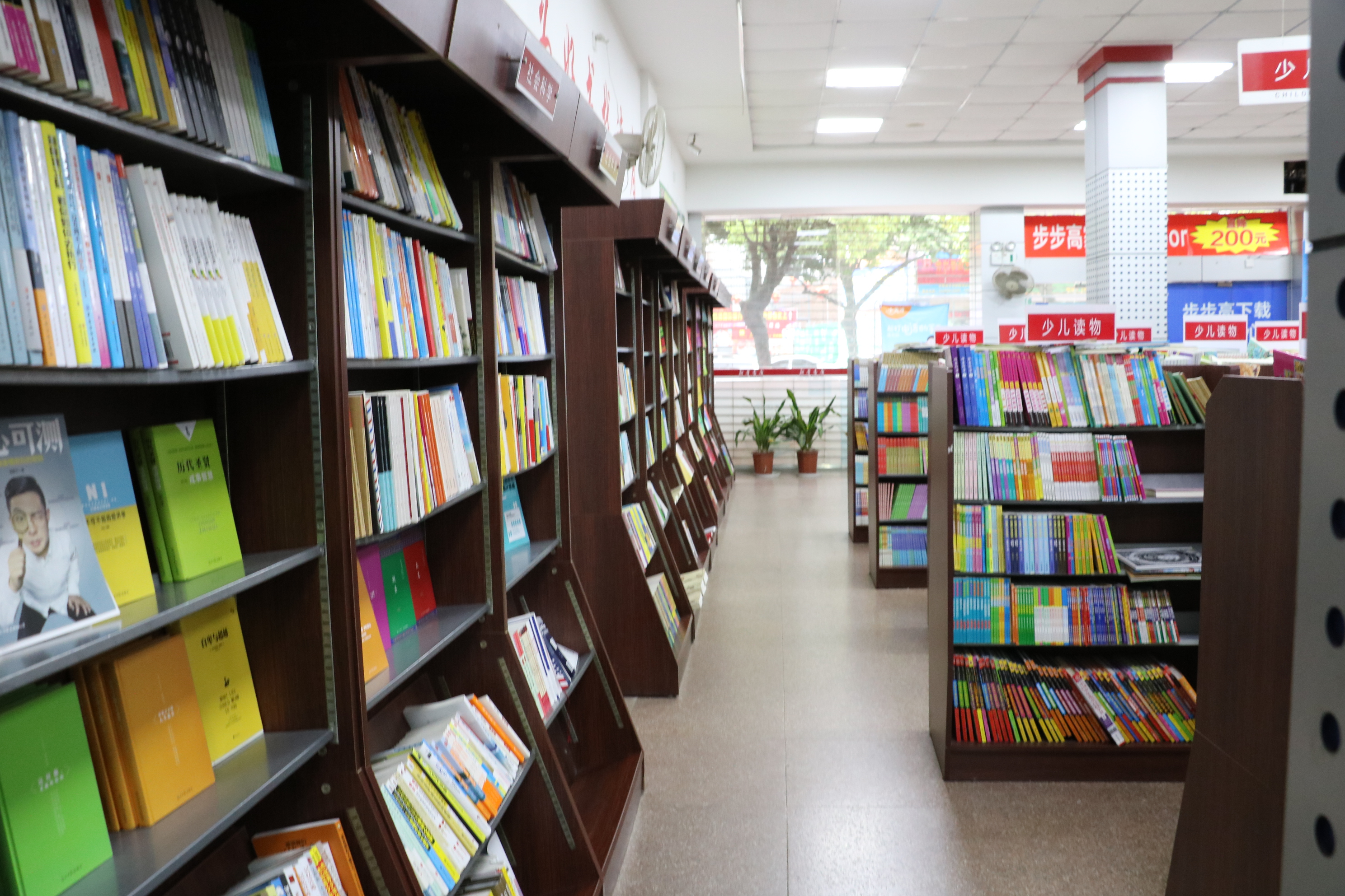 县城新华书店空空荡荡,是纸质书被边缘化,还是中国人不爱看书