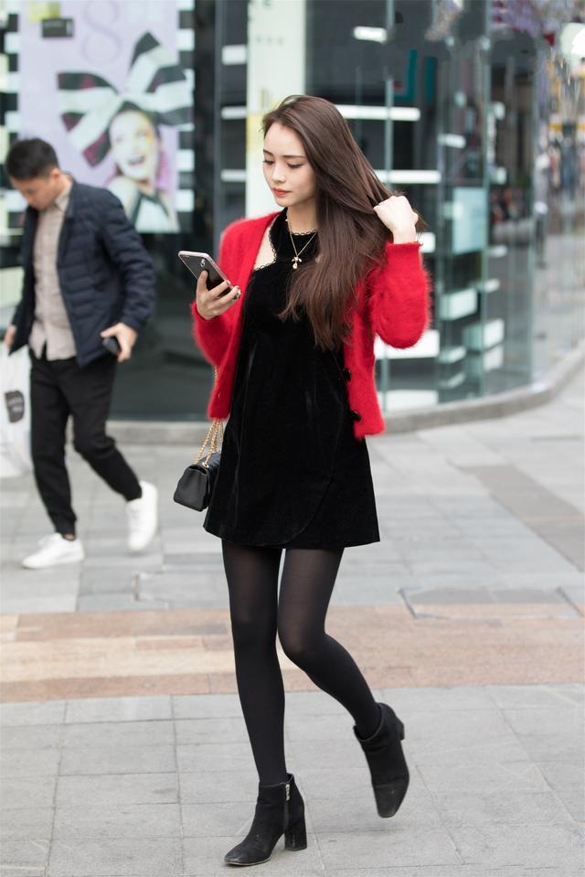 街拍:这些美女小姐姐真的比明星还美,而且全是大长腿!