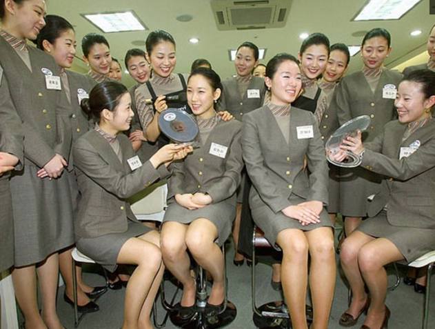 世界各地女列车员制服盘点:朝鲜韩国差距太大了,中国最规范!