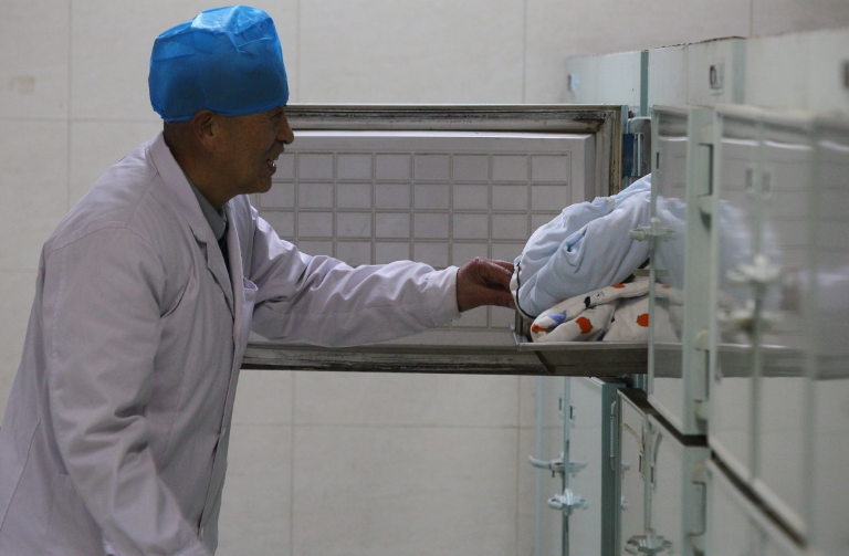 实拍:河南大爷在医院太平间看护工作,胆小的干不了,都做些啥?