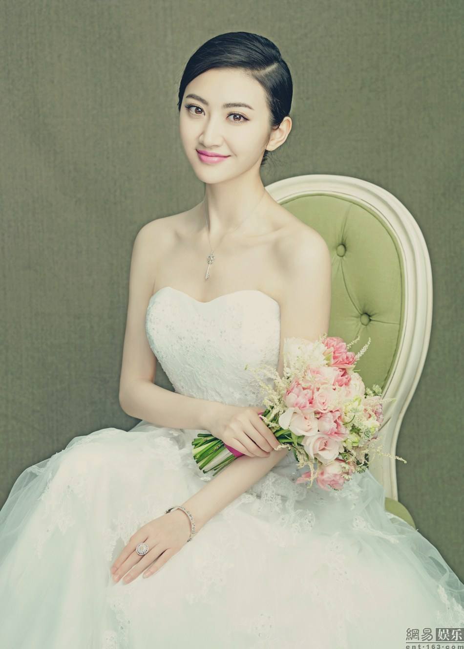 八位女星穿婚纱:你是新郎,会选谁做你的新娘?小编不敢选第四位