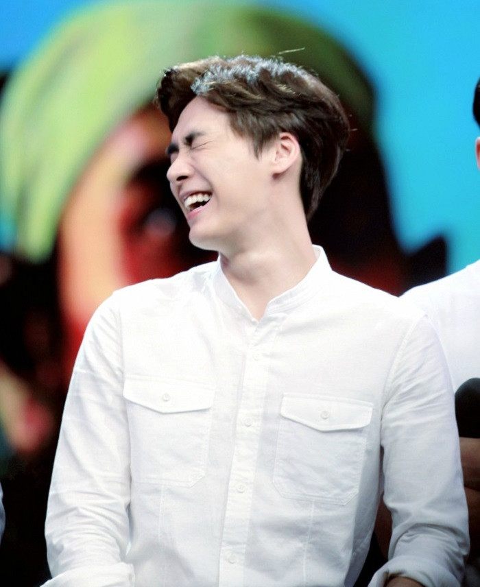 男明星开怀大笑时,林更新捂住嘴,李易峰转过身,宋小宝笑弯了腰