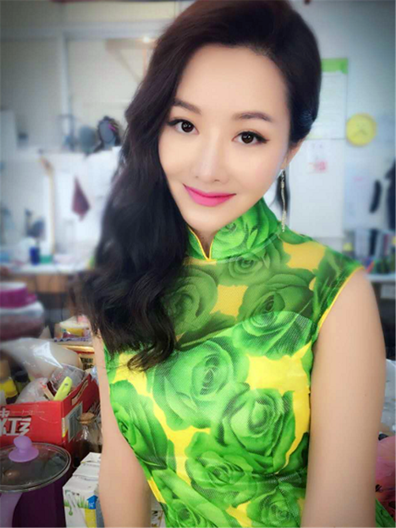 她出生于上海的女演员,旗袍写真曝光,如此美艳绝伦!