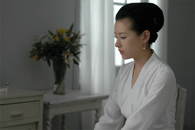 潘粤明董洁早期合作的《红衣坊》,剧中董洁的赫本式侧颜太美