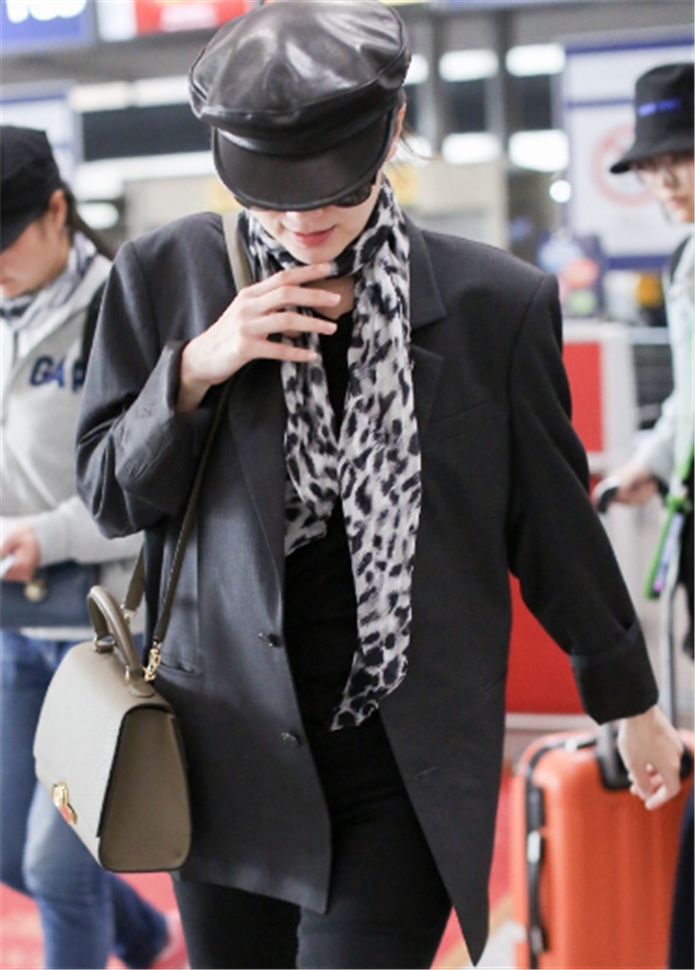 宋佳黑色西装搭配贝雷帽,帅出新高度,女生帅起来男生都要靠边站