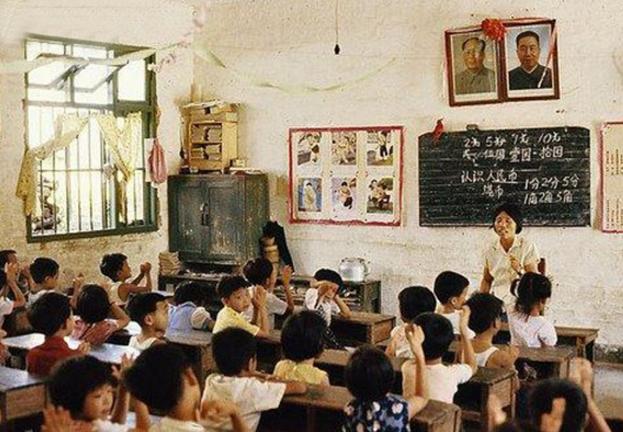 80年代中国老照片:图2玻璃瓶装的橘子水,图4结婚三大件