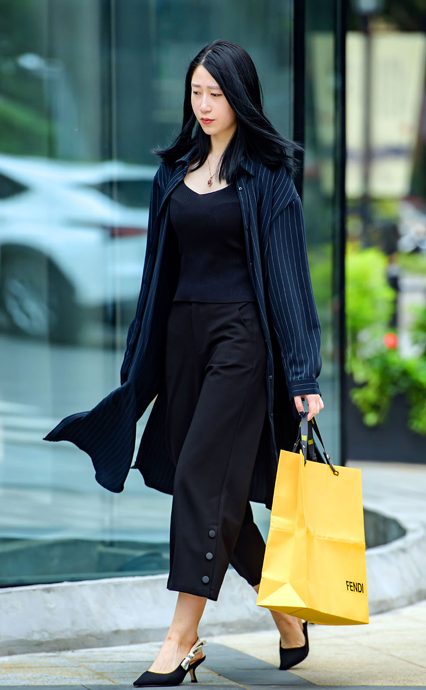 街拍:妹子们白皙娇嫩的玉足搭配优雅高跟鞋尽显成熟女人味