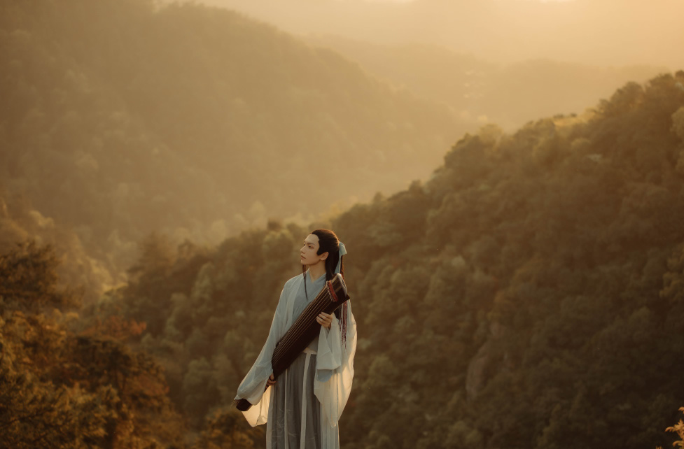 汉服古风:弹琴人似膝上琴,听琴人似匣中弦
