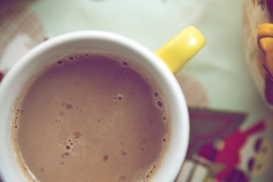 热巧克力牛奶是以水,黑巧克力,牛奶,橙子酒为主材的饮品名,奶锅里加水