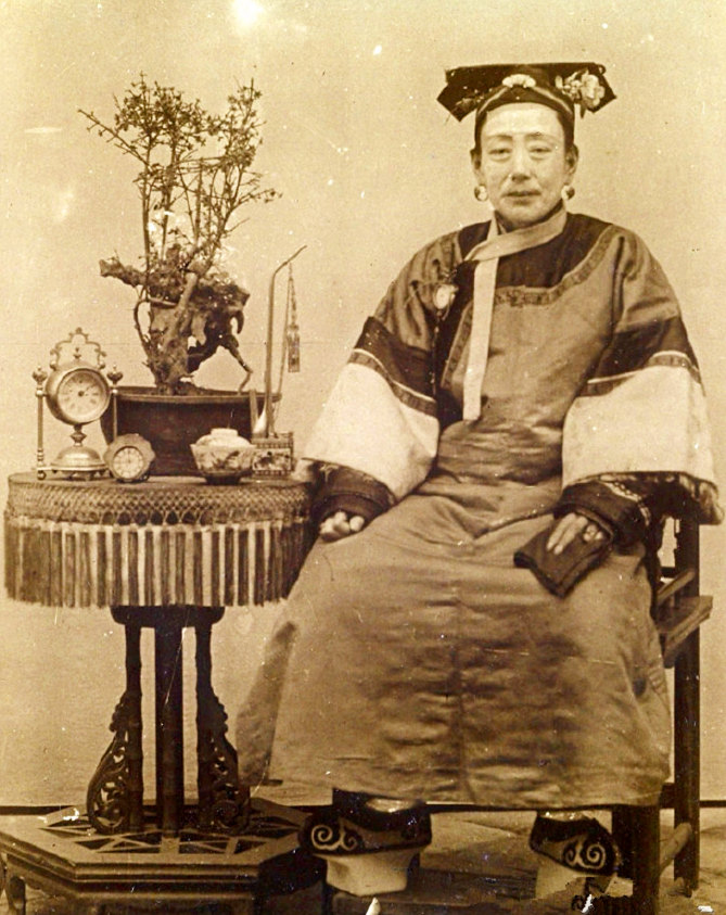 清朝真实老照片:八旗子弟抽烟喝茶,最后一张满族妇女像男人!