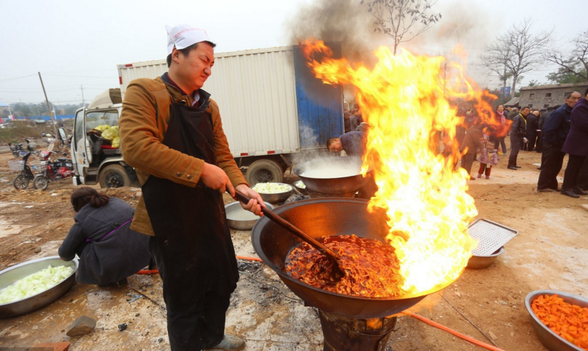10几种食材放一口大锅里咕嘟咕嘟炖,这个味道好吃吗?看着很馋啊