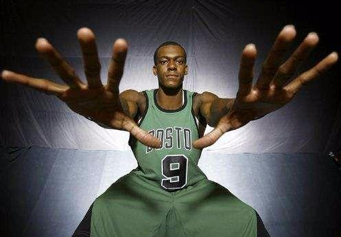 nba篮球巨星的手到底有多大?乔丹可以单手抓大南瓜