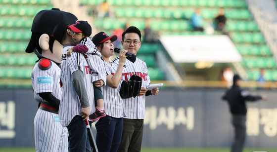 4月11日下午,韩国音乐剧女演员洪智敏在首尔某棒球场担任了职业棒球