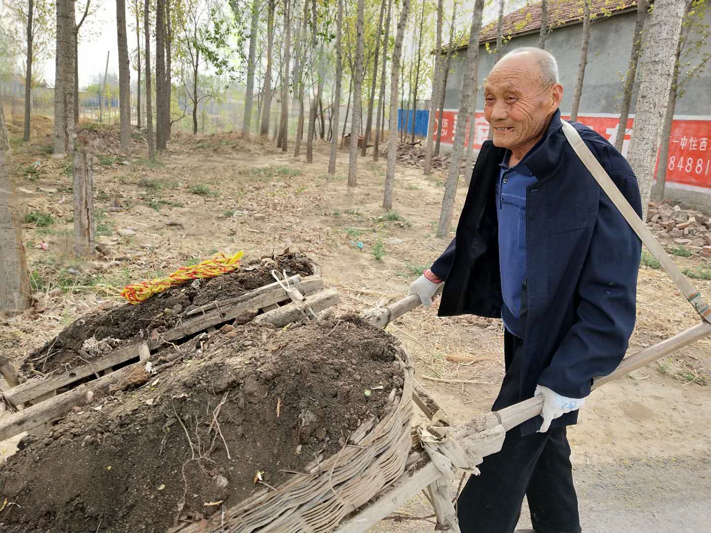 农村老人手推太平车,自在生活尽享晚年!