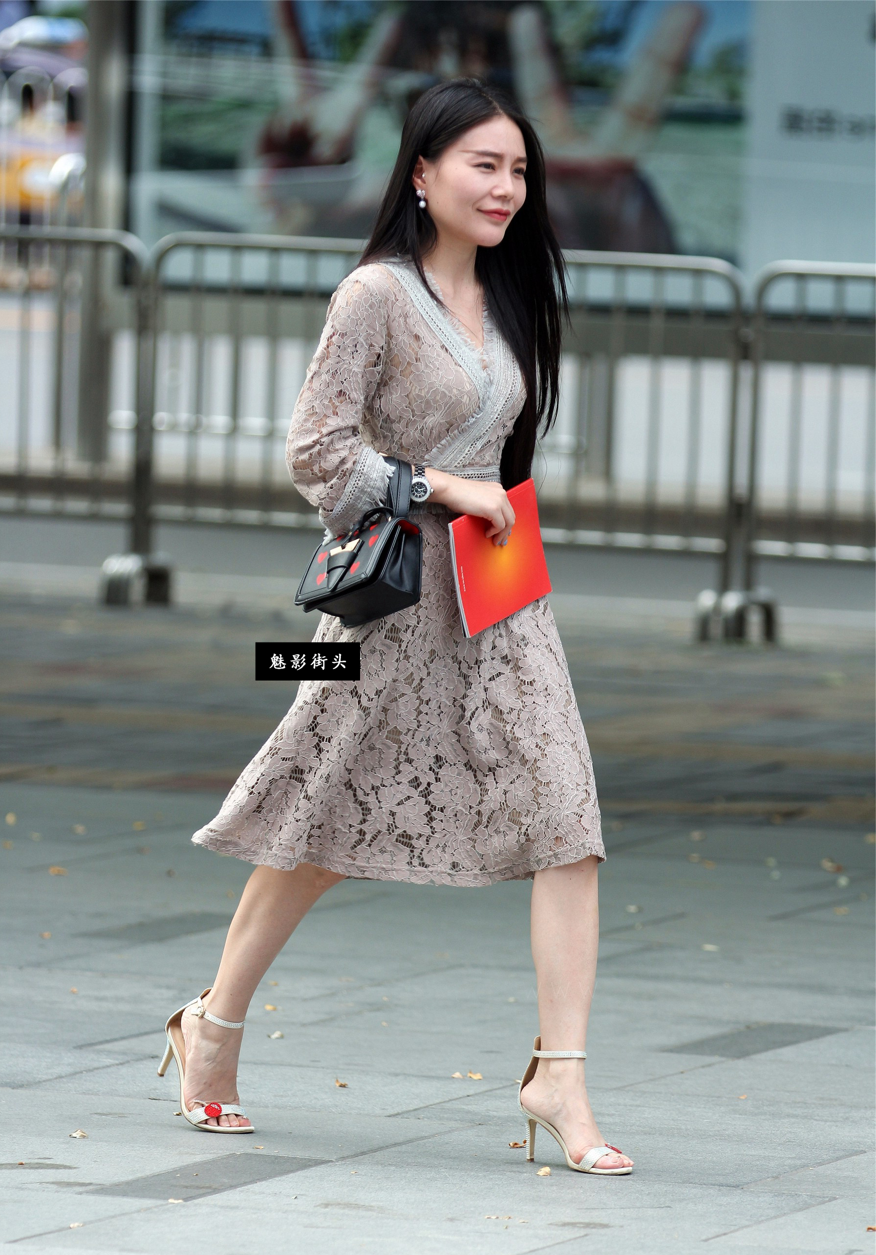 高跟凉鞋让你更具魅力女性气质,成为高跟凉鞋美女