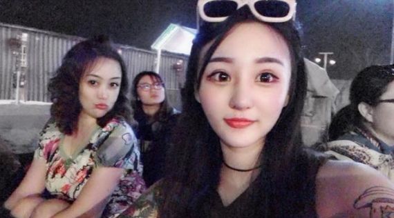 uzi女友对镜头两次竖中指,被批没教养后还发微博怼网友?