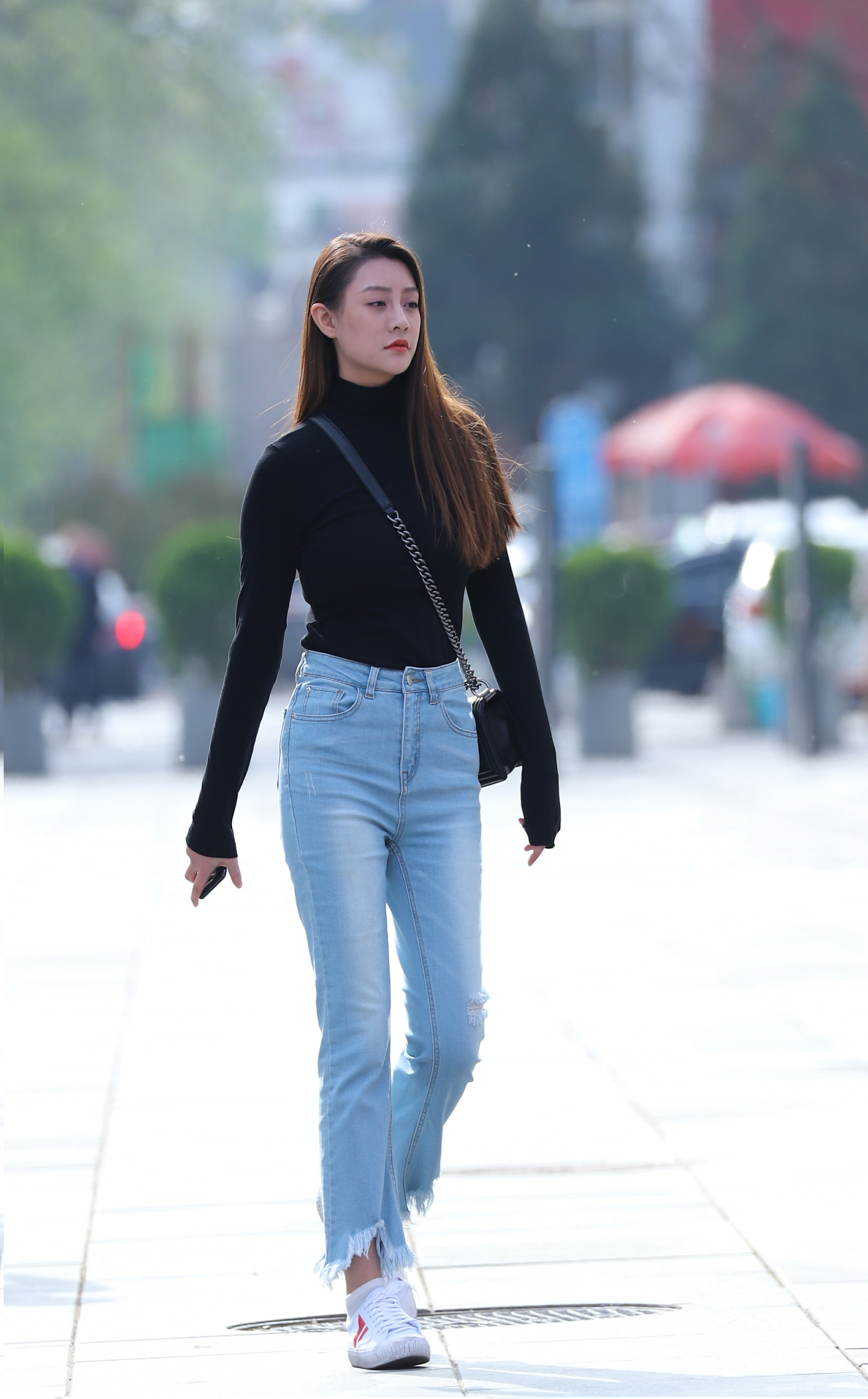 北京三里屯街拍:这些逛街的姑娘身材真好,让人羡慕