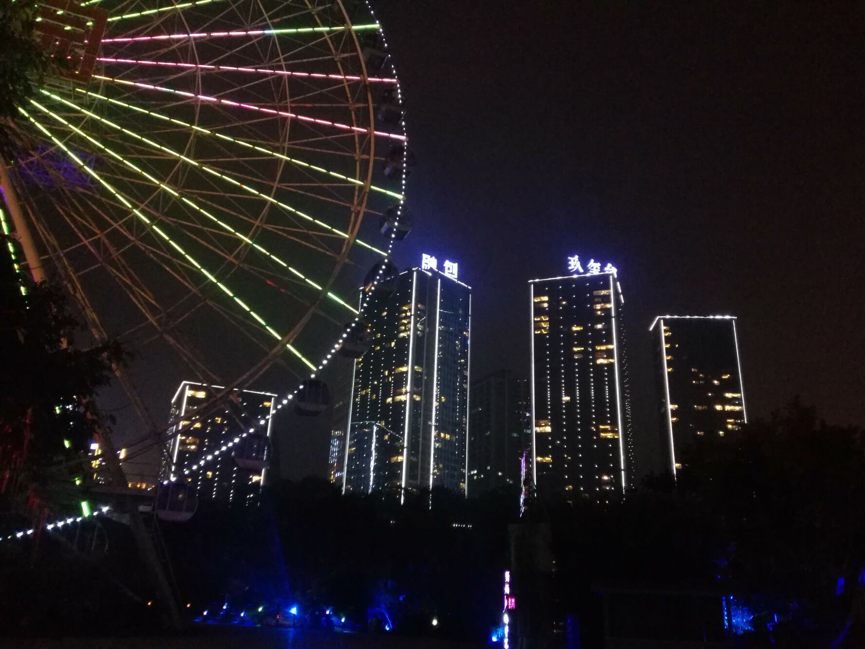 重庆游乐园的摩天轮,在夜空中星光熠熠,唯美浪漫