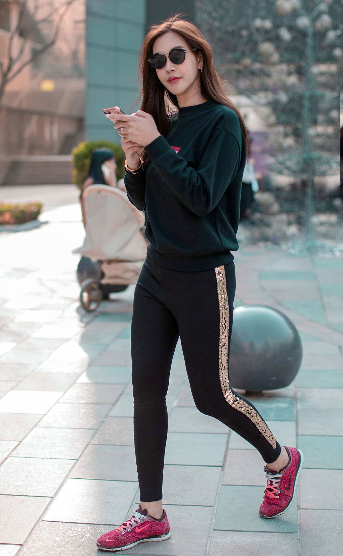 街拍:肤白貌美的小姐姐穿上紧身裤,修饰出完美的腿型让人羡慕