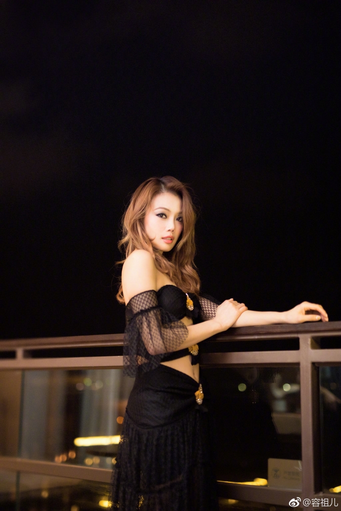 12日,容祖儿在微博晒出一组美照,照片中,她身穿黑色曳地晚礼,优雅又不