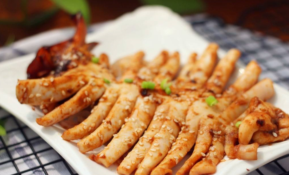 特色小吃铁板烧鱿鱼,你喜欢吃吗?冒着热气的.