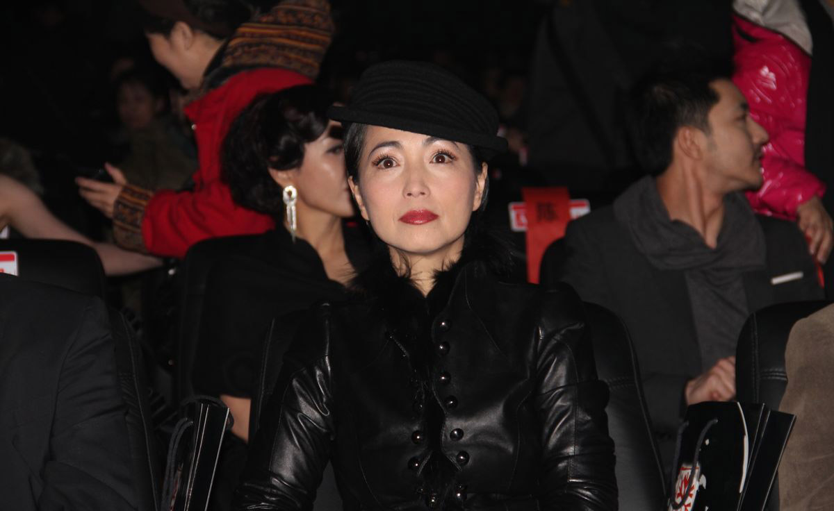 她天生丽质偏偏要扮丑,曾与僵尸道长是情侣,如今嫁了亿万富豪!