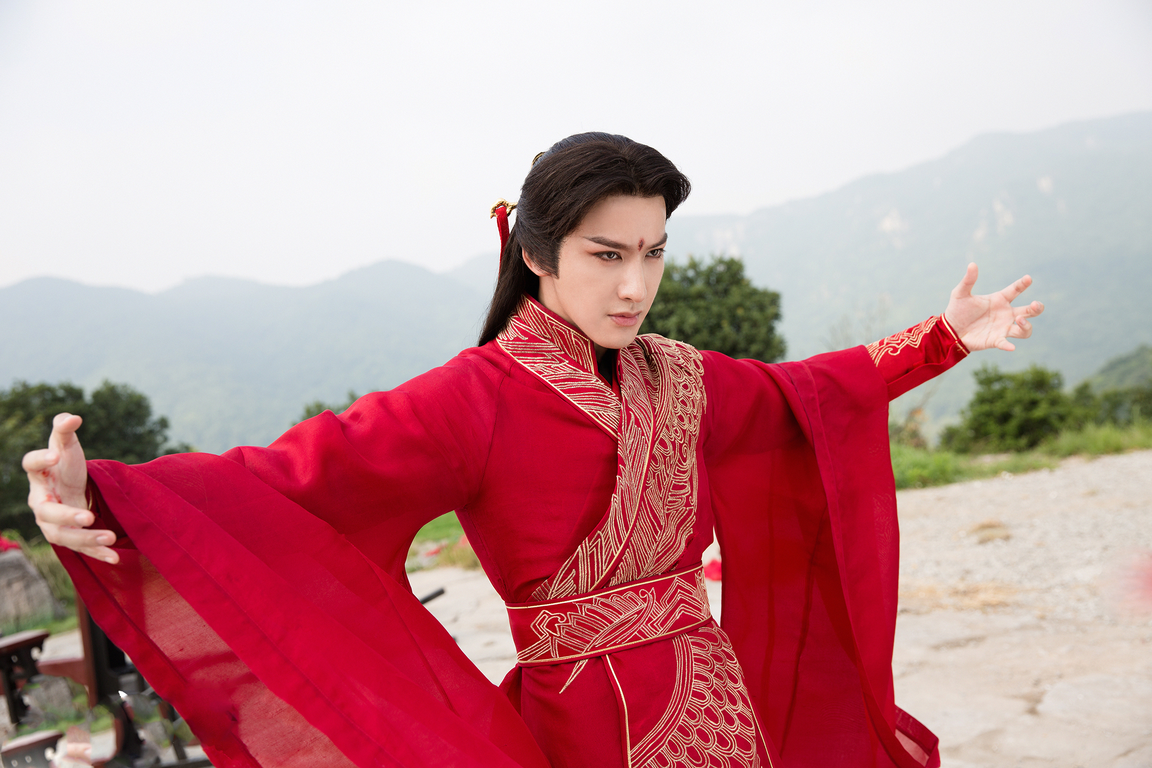 《烈火如歌》中暗夜罗的饰演者赖艺颜值也不高,穿上红色衣服除了能