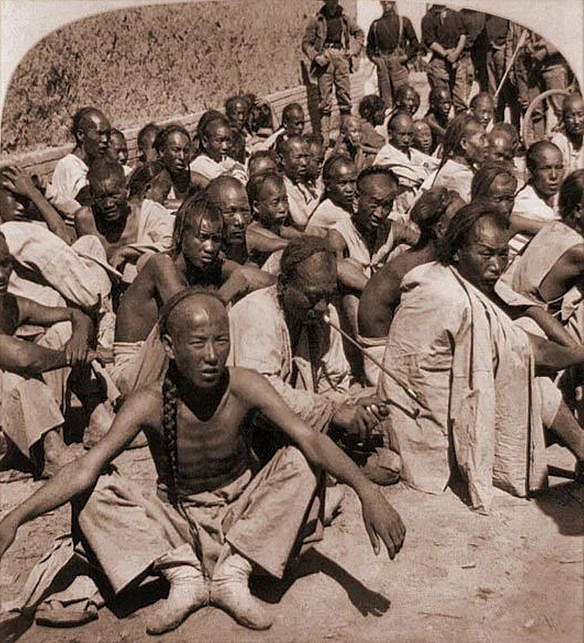 晚清老百姓们很一脸茫然地看着走在街头的八国联军大军,可能是没有