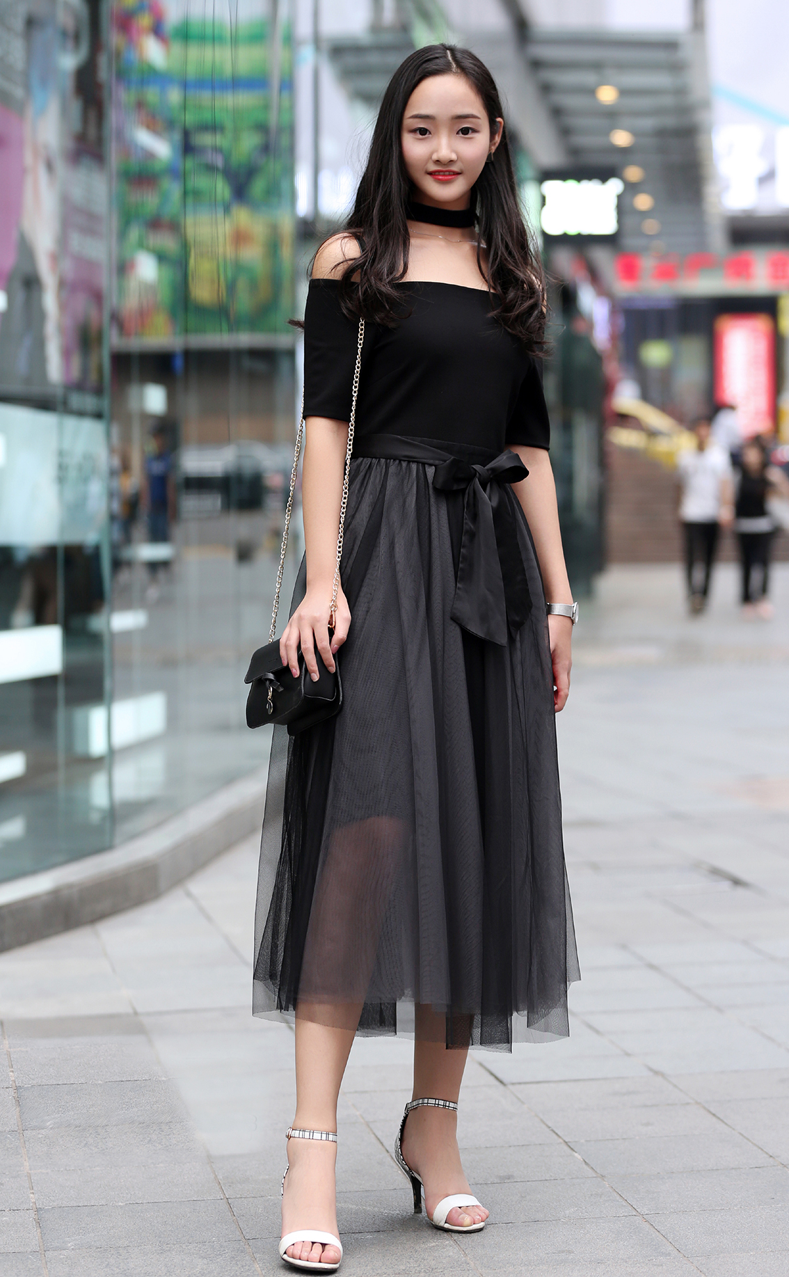 街拍:半身裙让小姐姐们多了几分小女人的成熟性感,非常招人喜爱