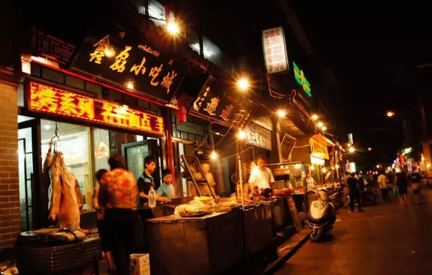 25岁夫妻街边卖"特色小吃",5元一碗!我连吃了一个月