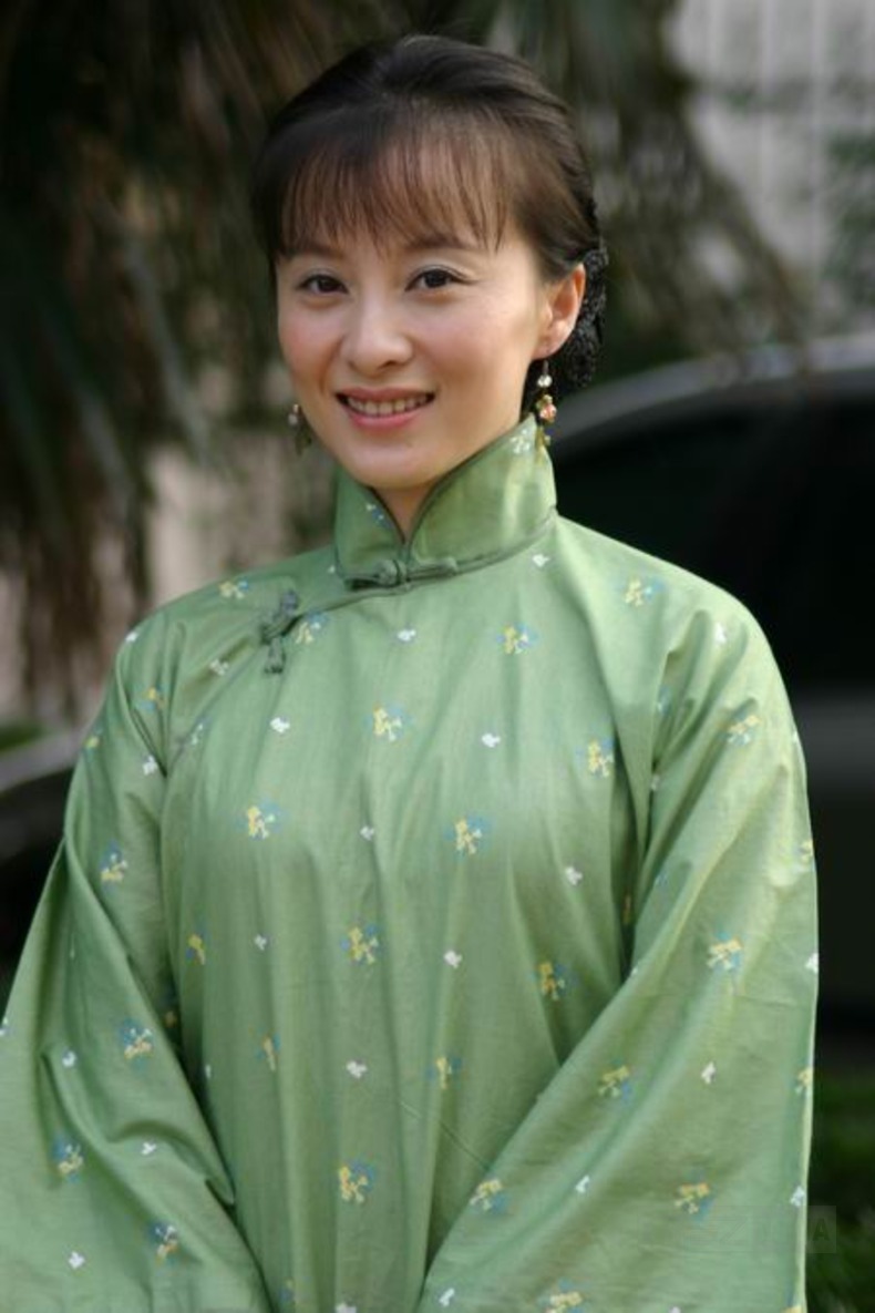 她是李冰冰同学,25岁与赵薇同剧走红,如今嫁知名导演生活美满!