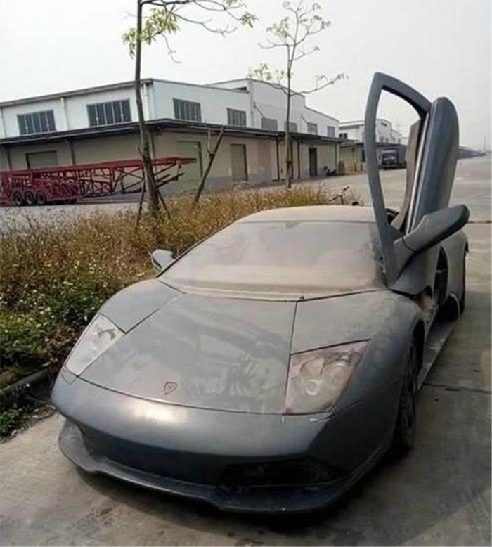 450万兰博基尼快报废,车主说这车免费送,买家看后:白给都不要