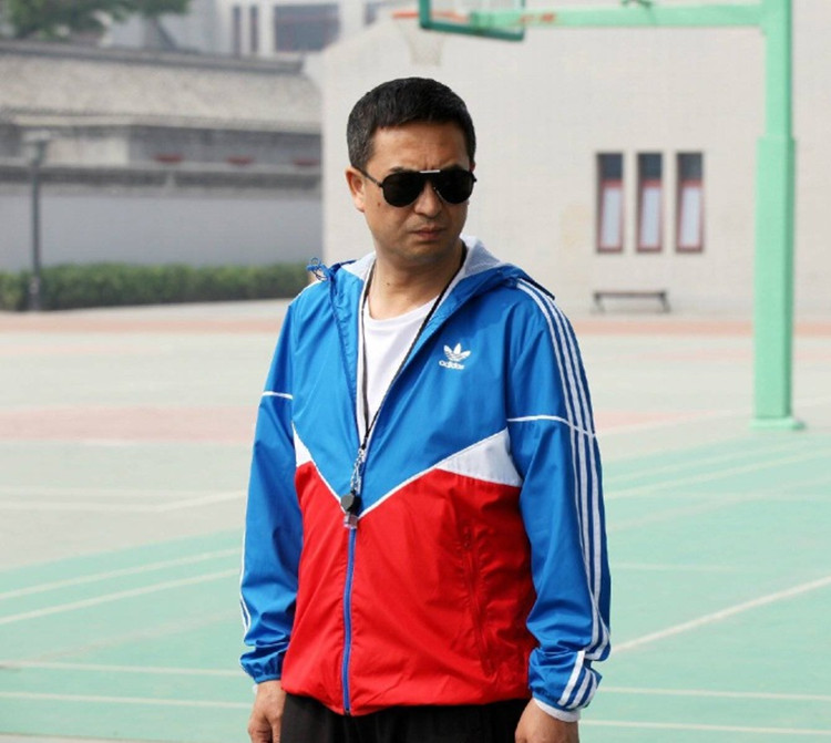 可炫酷可亲民,戴墨镜的张嘉译造型百变,第4张真的苏到我了