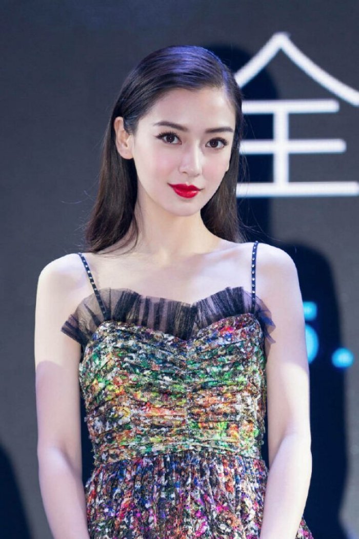 杨颖新签女艺人!美少女战士本人没错了,网友:奔着热巴去的吧