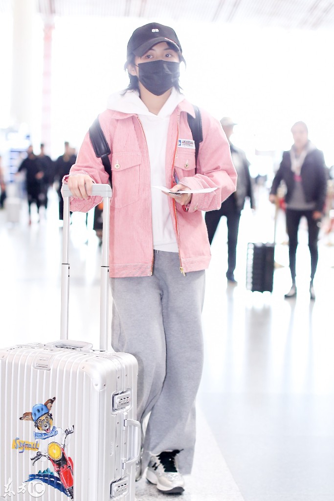 张子枫戴口罩穿粉色外套搭配灰色阔腿裤现身机场,看起来略显疲惫