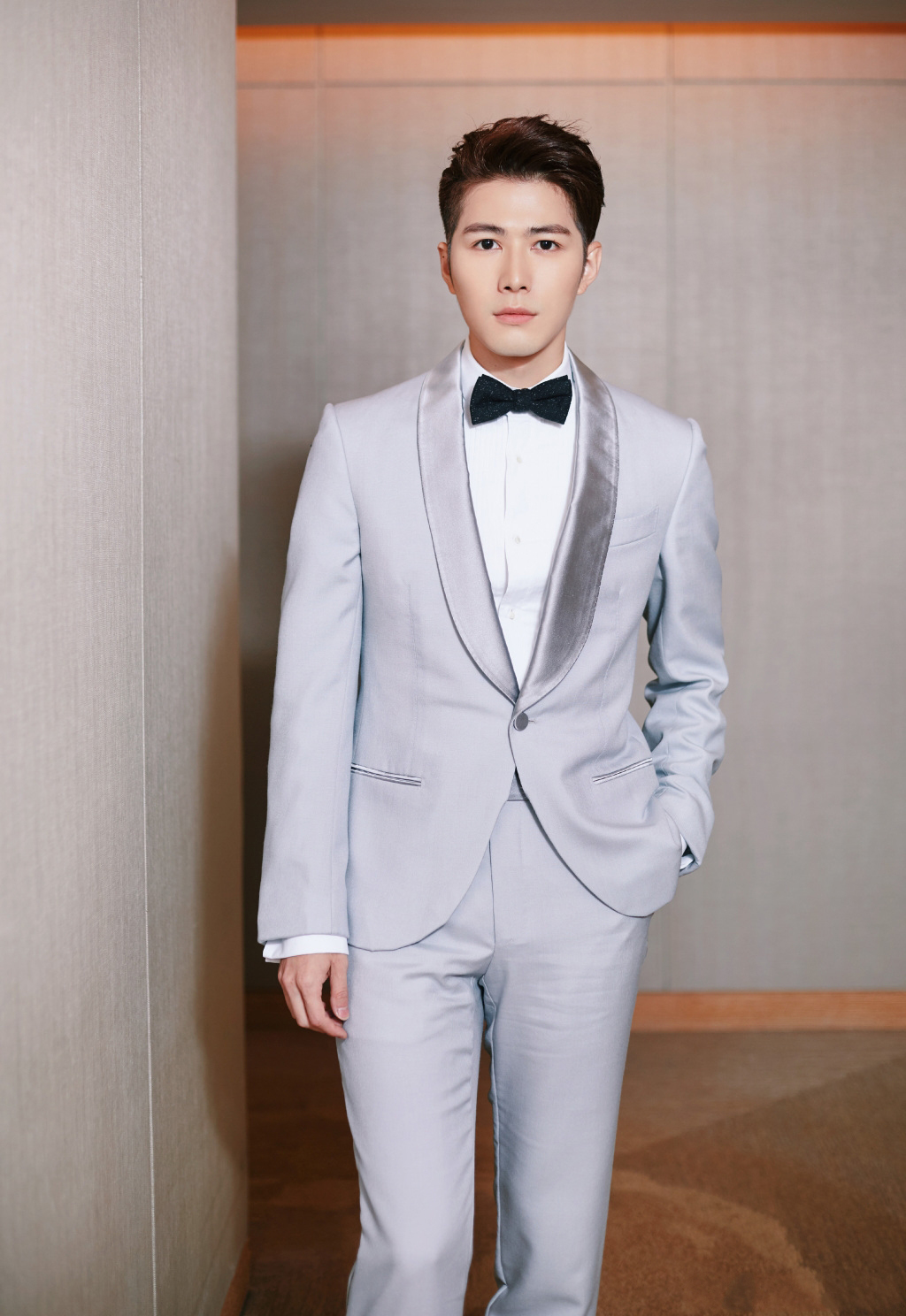 童话里走出来的王子!陈学冬西装加身展型男魅力,侧颜帅出新高度