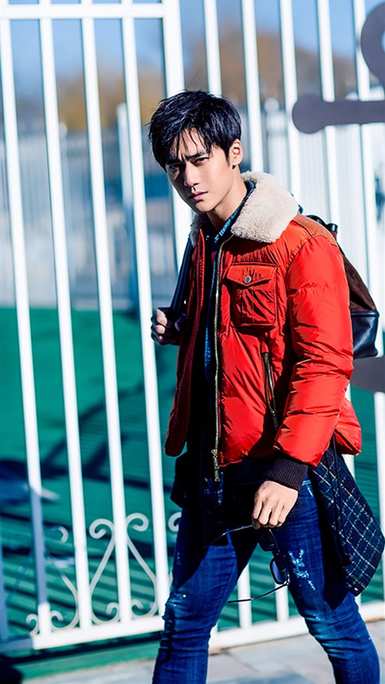 蒋劲夫街拍,寸头加上小耳钉简直是太帅,太撩人