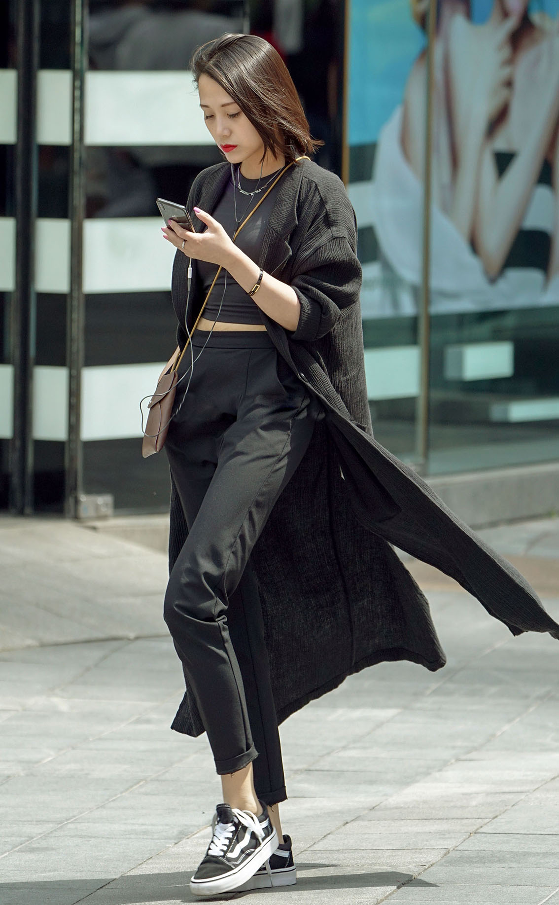 街拍:九分裤让妹子们露出白皙的脚踝,尽显独特的小性感