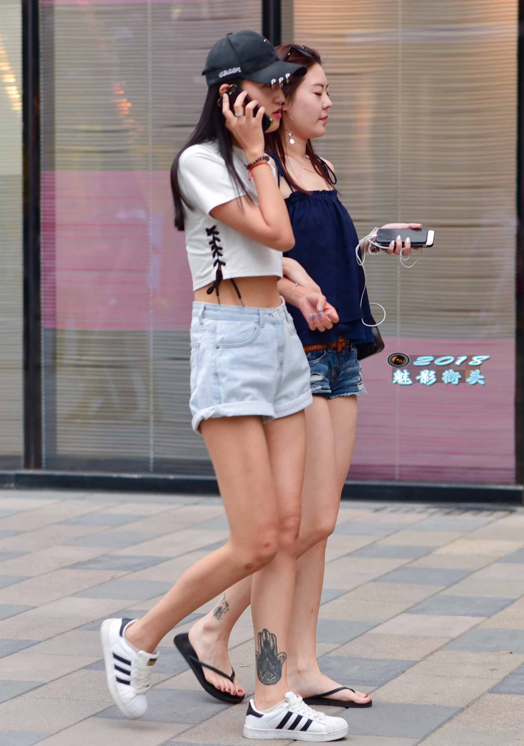 逛街的两个时尚美女,热裤下的美腿线条优美