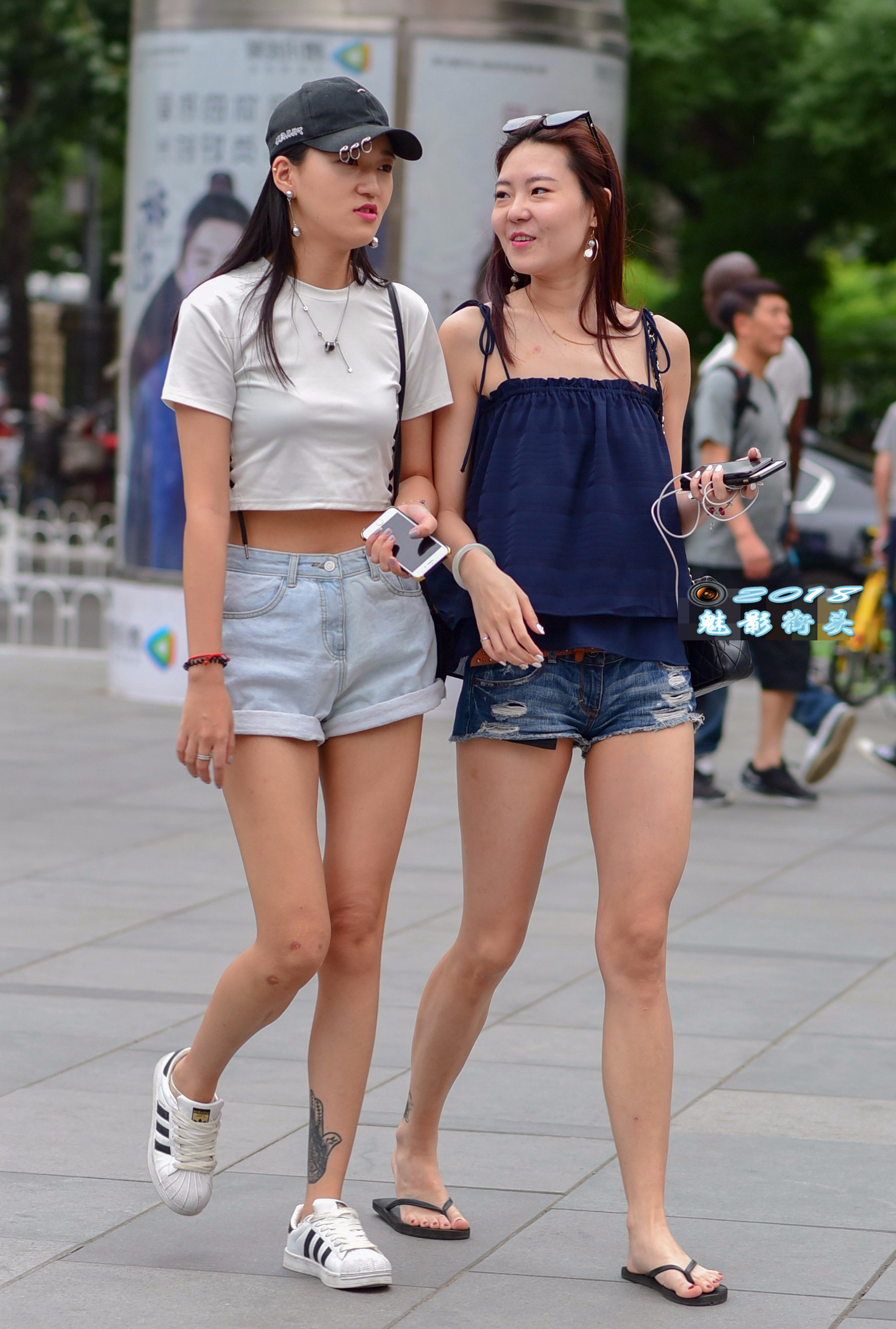 逛街的两个时尚美女,热裤下的美腿线条优美