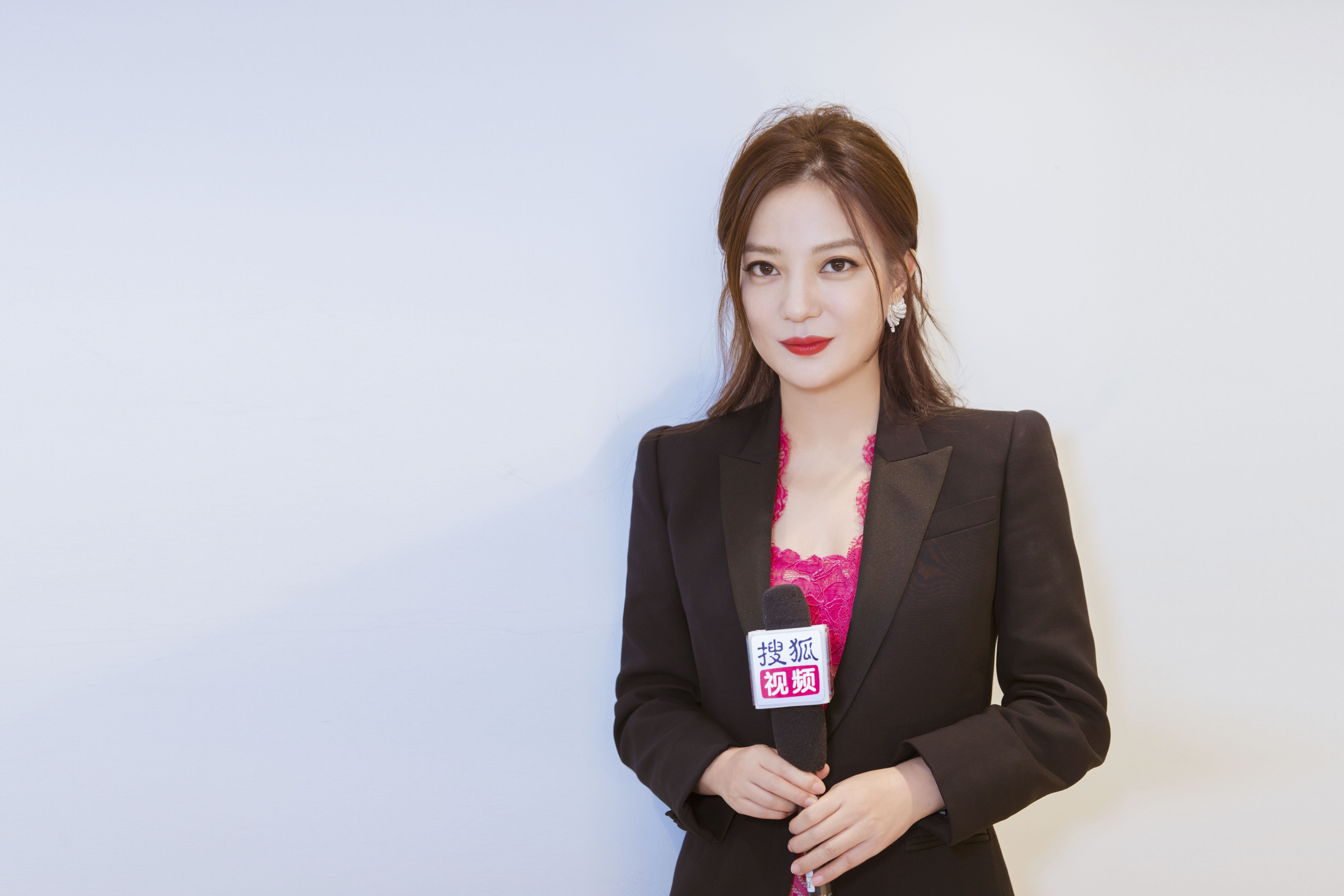 比矮更可怕的是脖子短!刘诗诗气质超群,赵薇像"女干部"