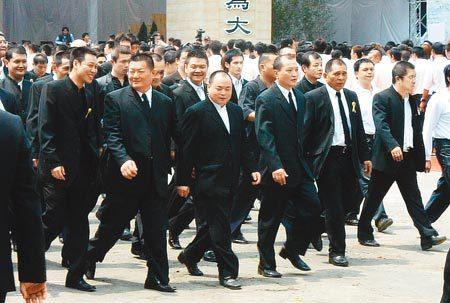 他是台湾著名黑帮老大,林博文曾是他小弟,林来福也要对他客气