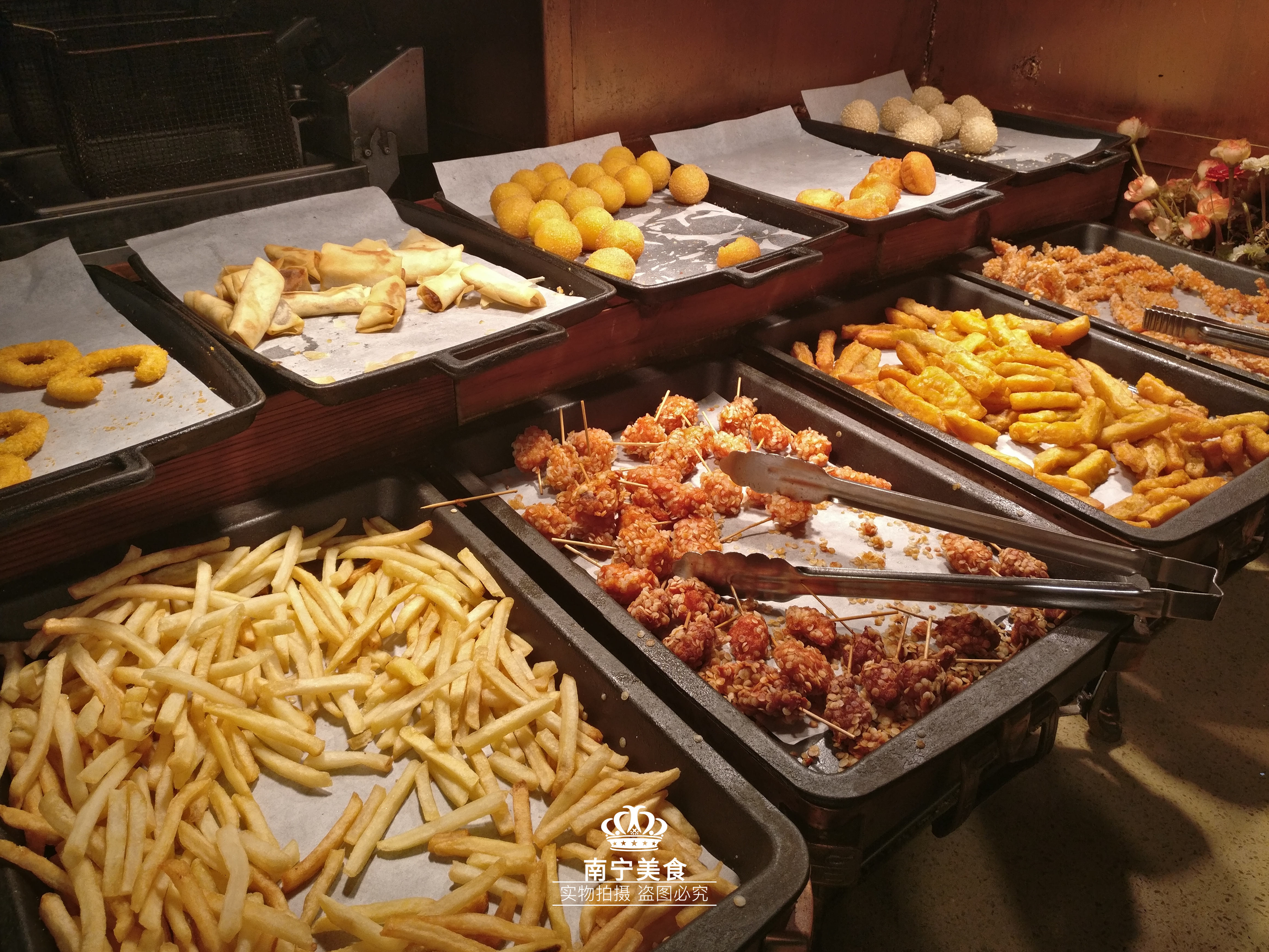 3个人去吃自助餐才花了200块,品种丰富,太好吃了,扶墙才能出来