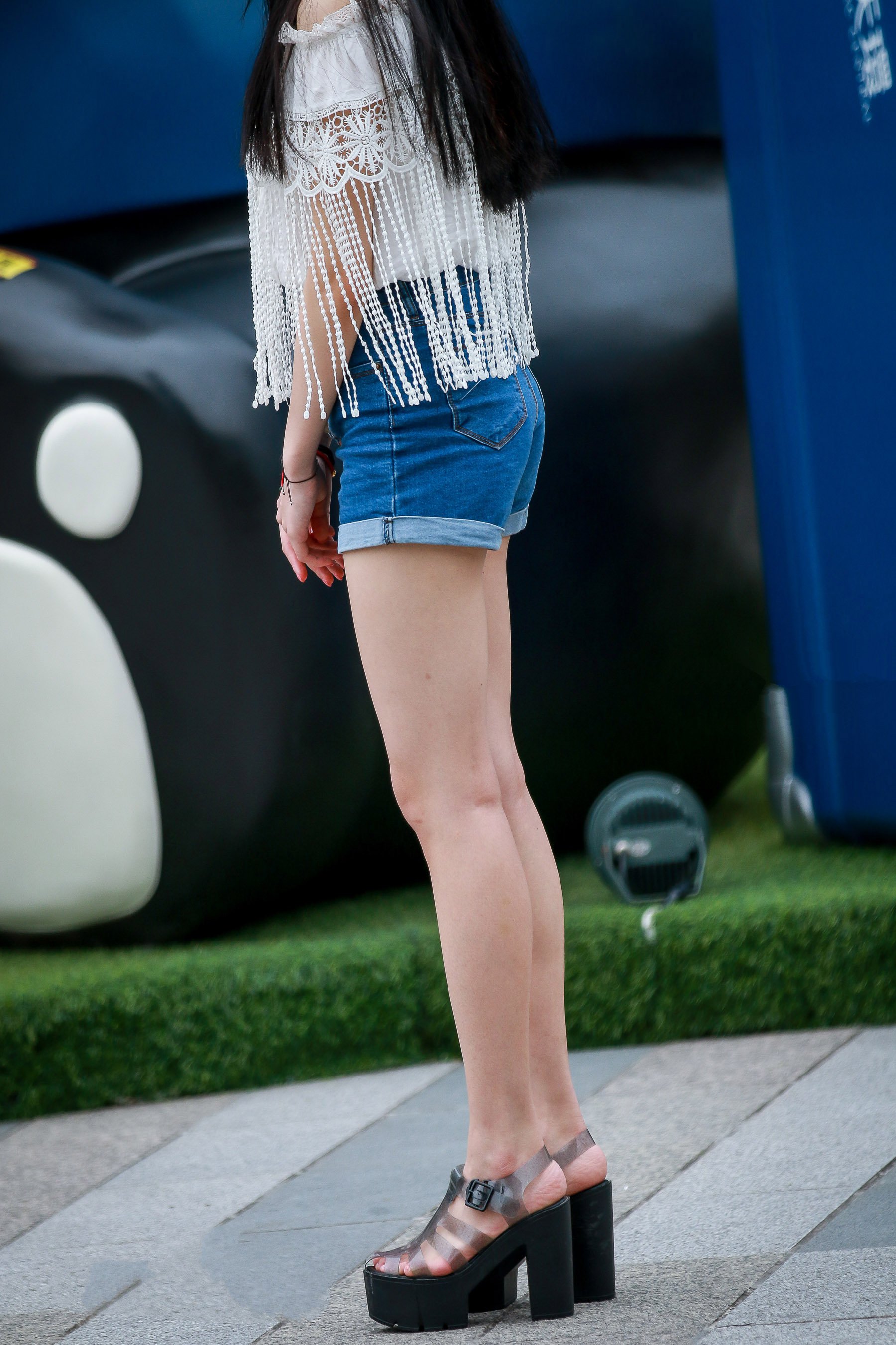 街拍:辣妈紧身短裙配高跟,女人味被完美释诠,图五仔细看有亮点