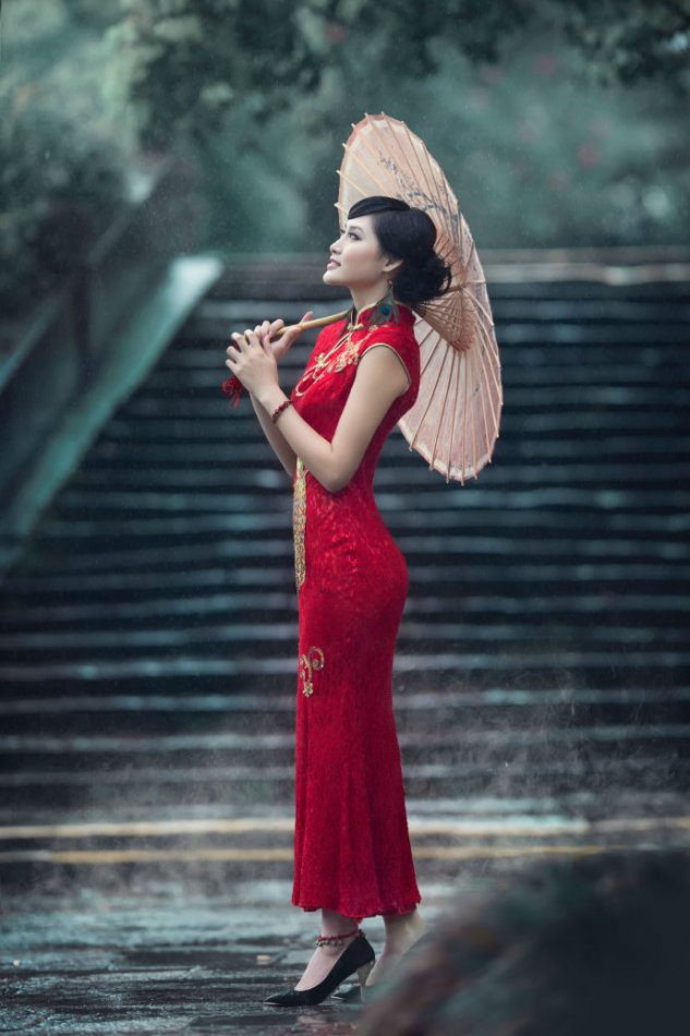 美女摄影:伞下的红旗袍