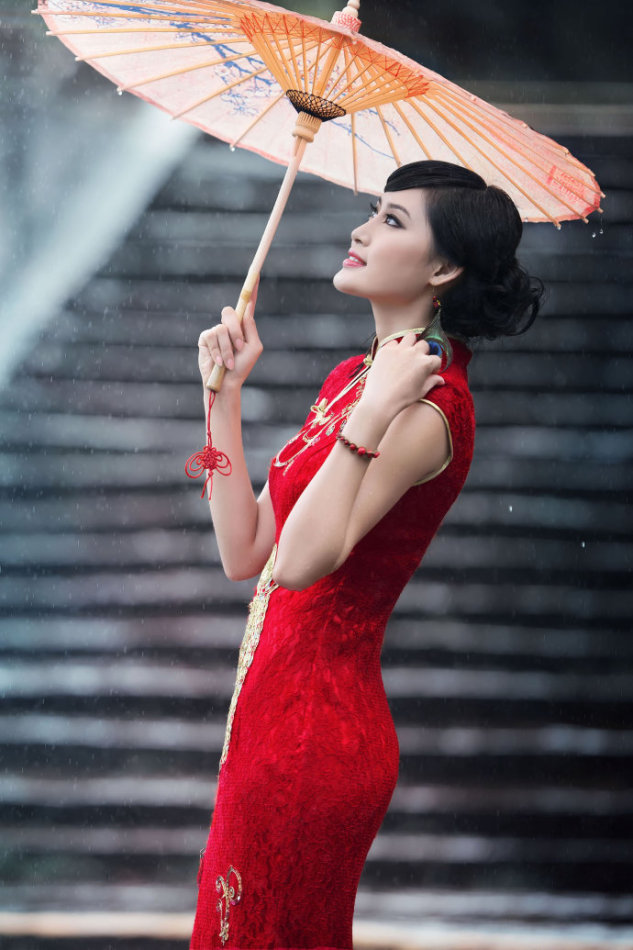 美女摄影:伞下的红旗袍