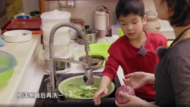 洁癖霸道总裁杨安迪！黄圣依做饭手忙脚乱安迪操控全局：听我的！,娱乐,明星娱乐,好看视频